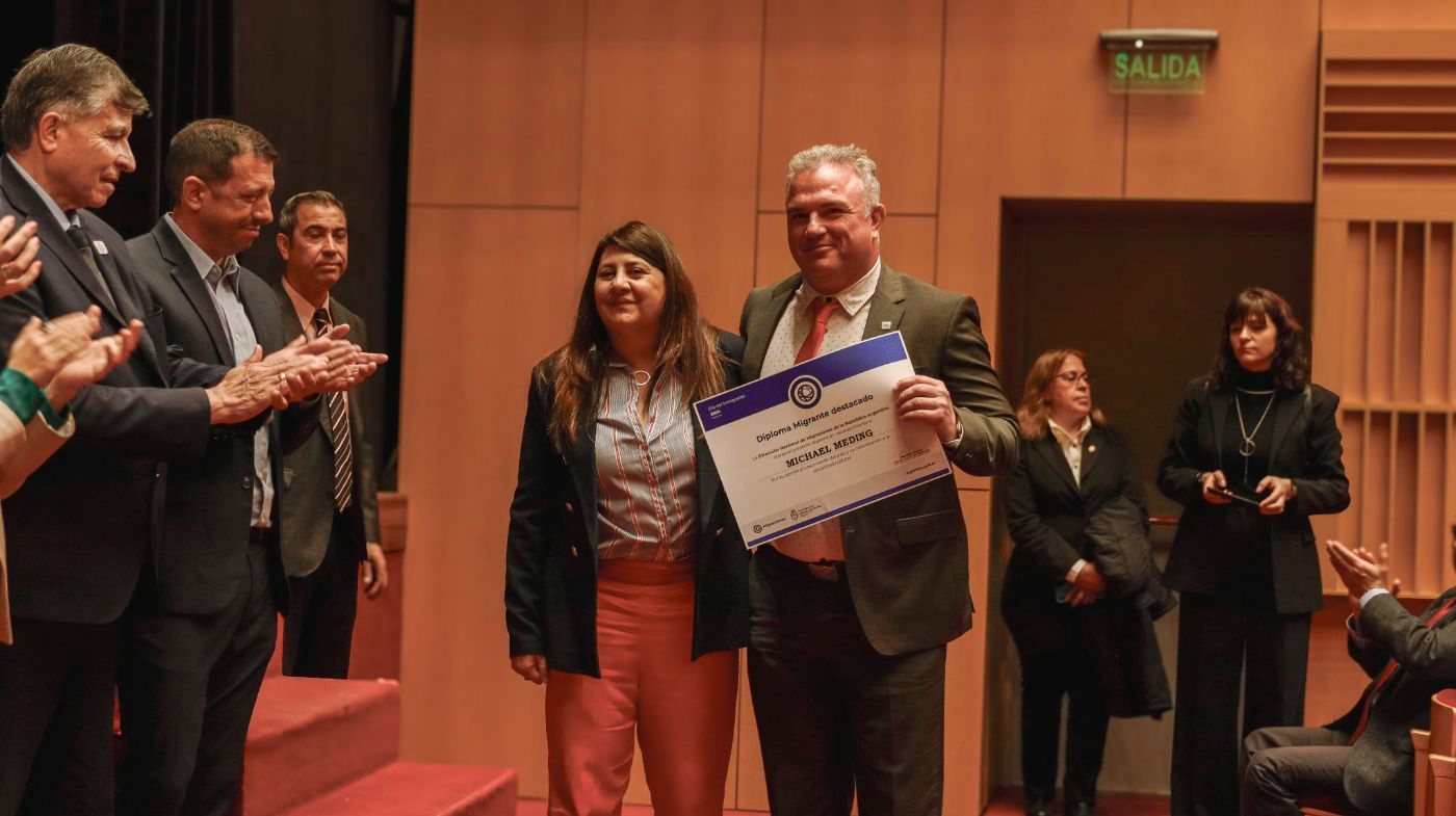 Michael Meding with the Diploma Migrante destacado, San Juan, September 2024